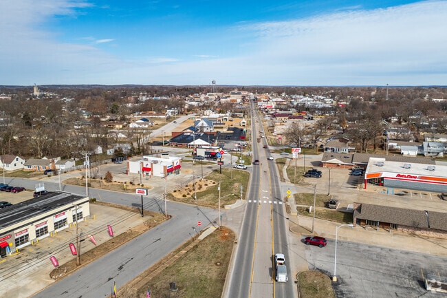 Bolivar residents enjoy easy access to local shopping and dining options along Springfield Avenue.