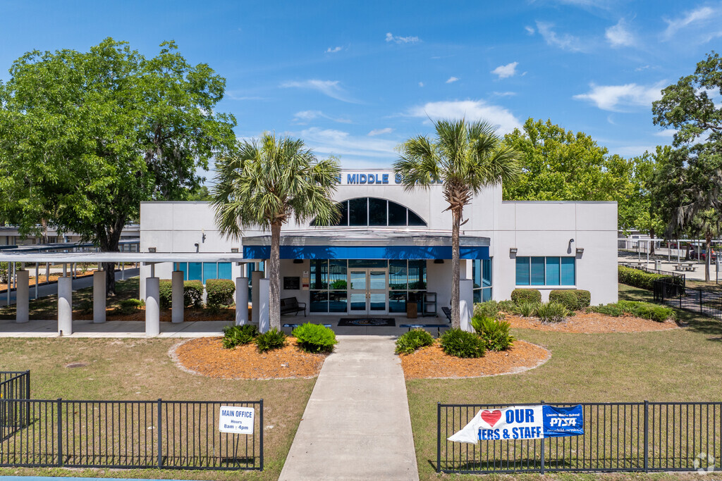 Lincoln Middle School serves grades 6-8 and has an enrollment of about 720 students.