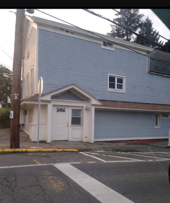 560 Washington St unit Apartment 2, Hudson, NY 12534 - photo 2