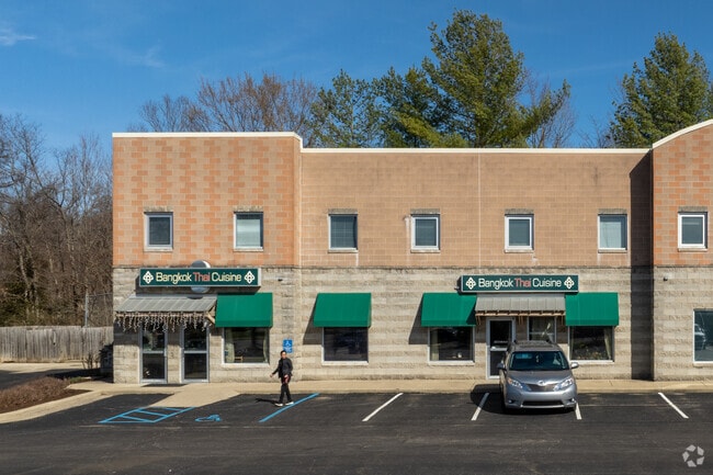 SoMax enjoys close proximity to eateries like Bangkok Thai.