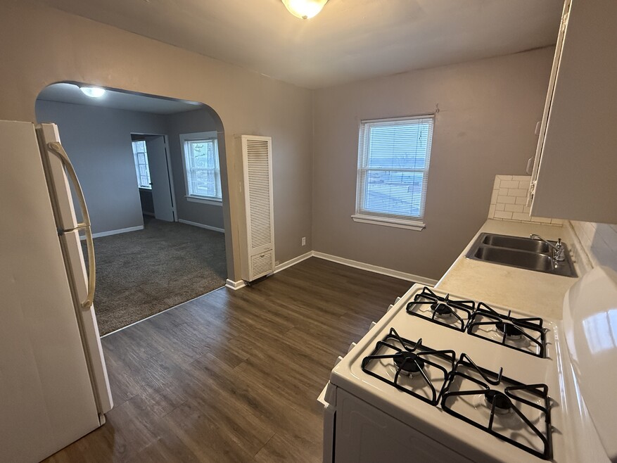 206 Locust St unit 11, Burlington, IA 52601 - photo 1