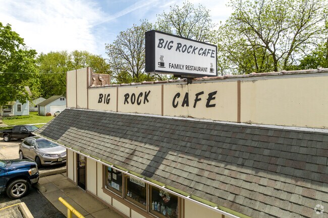 Big Rock Café, where you can enjoy breakfast and lunch dishes.