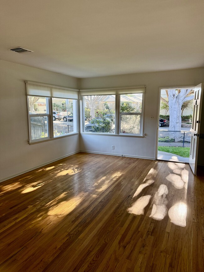 2401 Oak St unit Front, Santa Monica, CA 90405 - photo 5