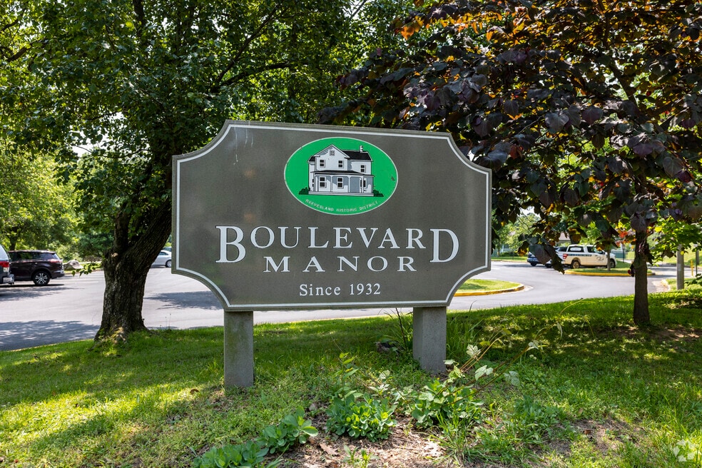 Boulevard Manor