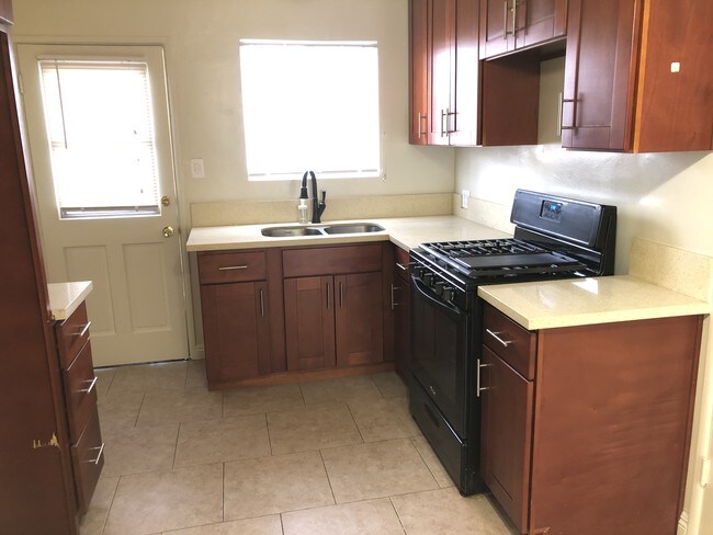 13233 Oxnard St unit 4, Van Nuys, CA 91401 - photo 4