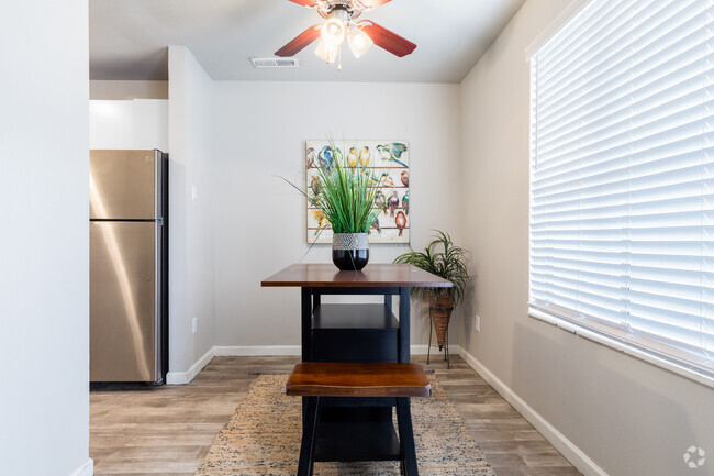2BR, 1BA - 950SF