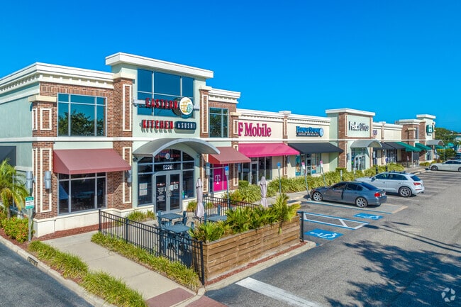 Harcourt features local eateries and retail shops for residents’ convenience.