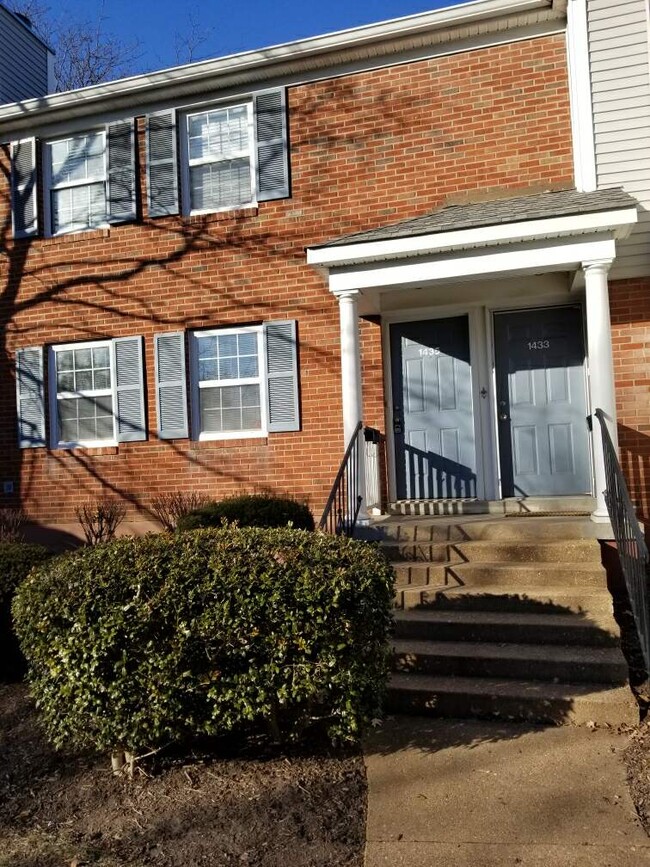 1435 Thrush Plaza Unit 1435, Brentwood, MO 63144