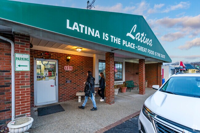 South Side locals head to Latina Restaurant & Pizzeria for comfort food.