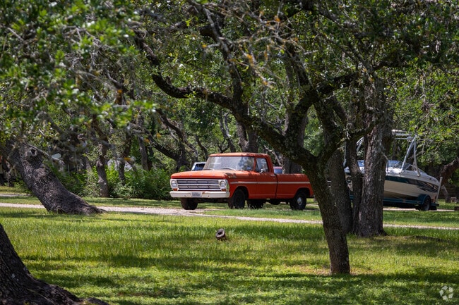 Classic cars and green open yards in Serenada.