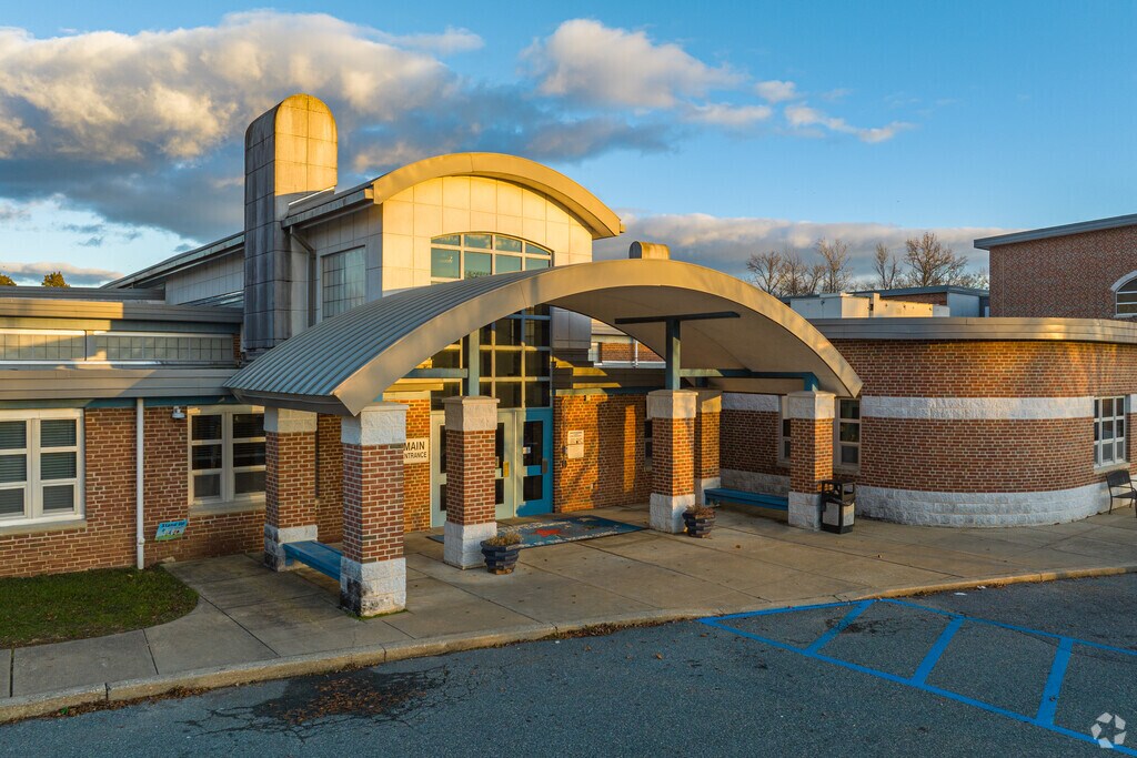 North East Elementary School has 542 students in grades PK-5.