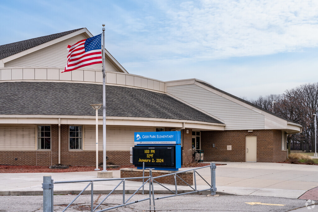Geer Park Elementary School, Entrance.