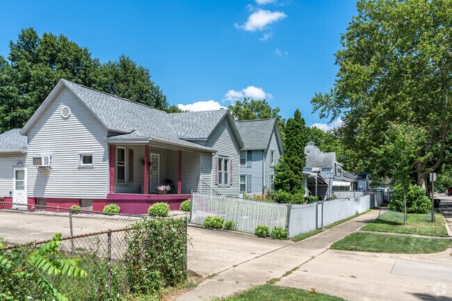 Many homes in King Park have covered front entries.