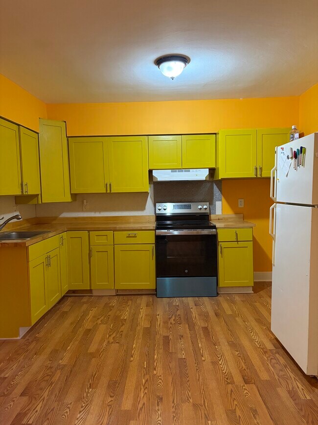 498 Washington Ave unit 498 Washington ave, Waterbury, CT 06708 - photo 2