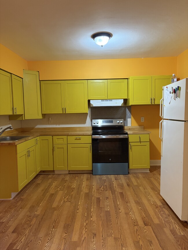498 Washington Ave unit 498 Washington avenu, Waterbury, CT 06708 - photo 2