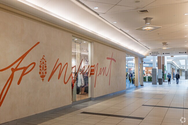 Havenville residents have close and fast access to the Burlington Mall with over 200 stores and dining options.