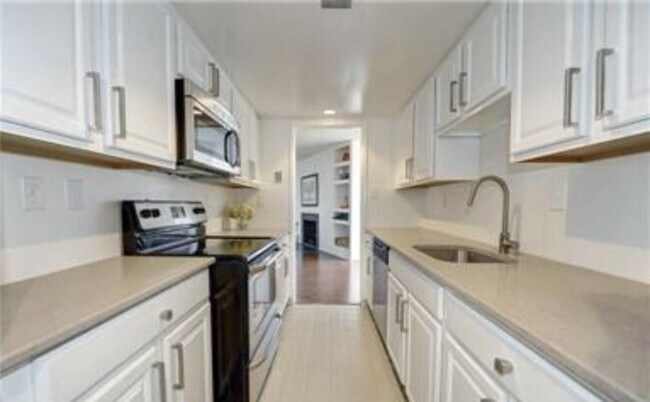 3 Washington Cir NW unit 801, Washington, DC 20037 - photo 4