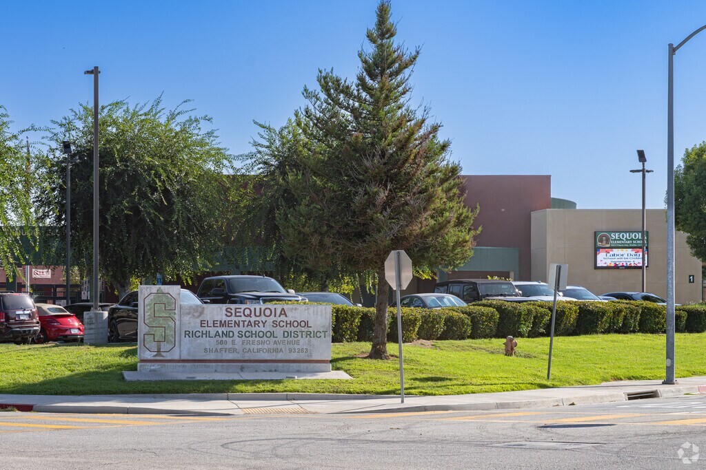 A large sign welcomes students to Sequoia Elementary School in Shafter.