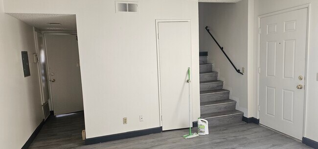 204 Grayson Way unit D, Upland, CA 91786 - photo 4