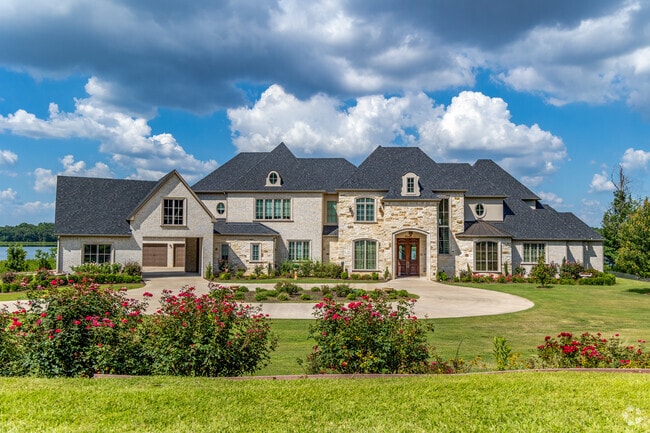 Estate style lakefront homes create the elegant feel of the Cascades neighborhood in Tyler.