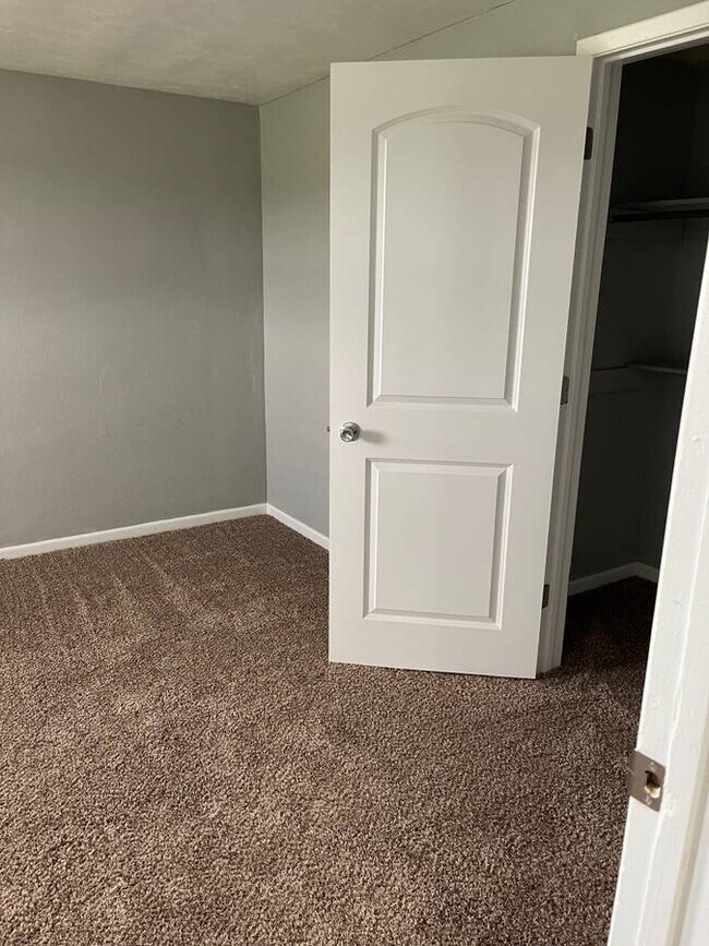 2740 E Phylbeck Ave unit 4, Terre Haute, IN 47805 - photo 4