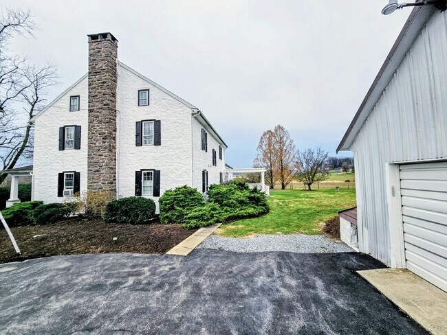 105 S Windy Mansion Rd, Reinholds, PA 17569 - photo 5