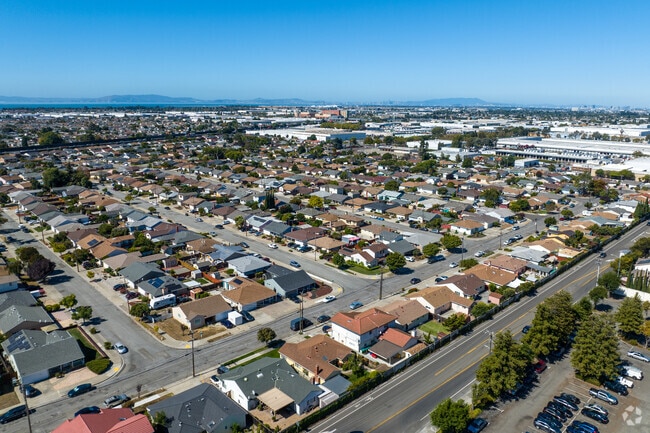 Floresta Gardens-Bradrick is a diverse community with a suburban atmosphere.