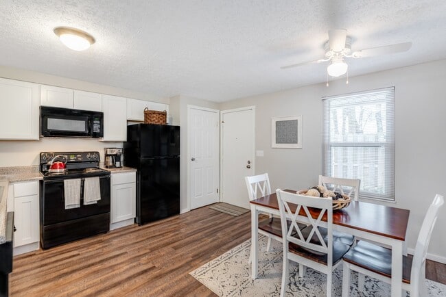 Large Country Kitchen - 1,1158 SF