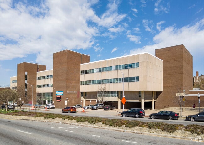 Paul Laurence Dunbar Community High School has a student body of 995 students.