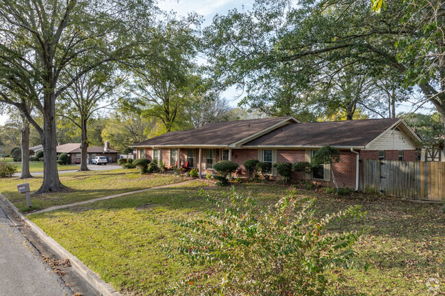 Most Lee acres homes are ranch houses.