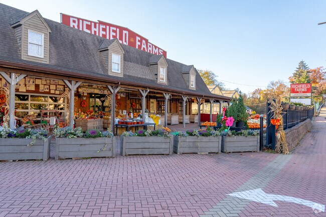 Richfield Farms & Garden Center
sells a variety of gardening and farming products.