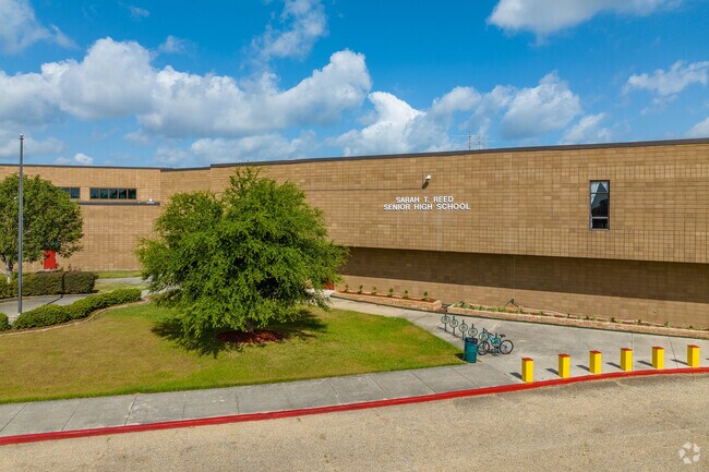 Kids can ride their bike to Einstein Sara Towles Reed High School in Village de l'Est.