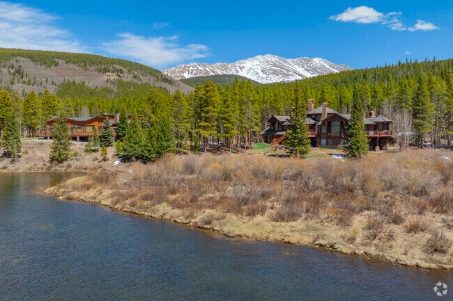 Spacious wooded lots in Blue River, Colorado provide residents with plenty of room to enjoy the outdoors, surrounded by nature’s tranquility. These expansive properties are perfect for those seeking a private mountain sanctuary.