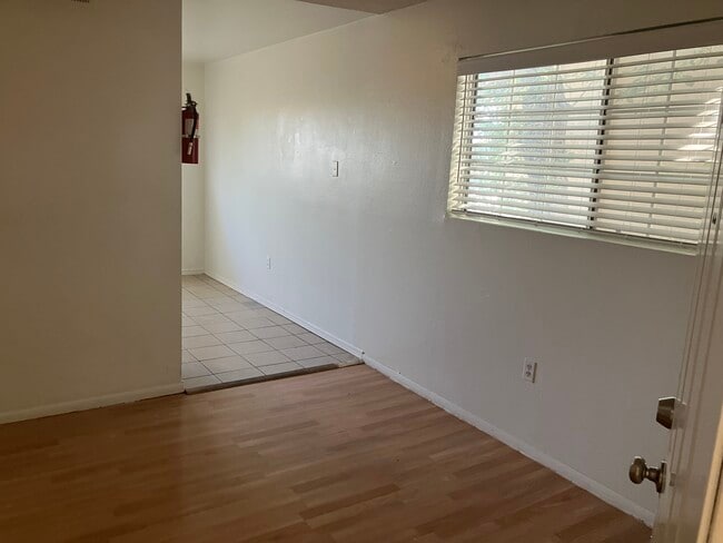 Frontroom into kitchen