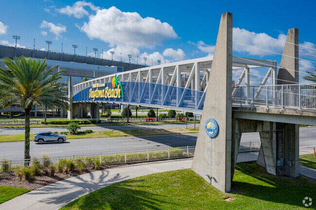 Located in the heart of Daytona Beach, Indigo has close proximity to shopping, dining & events.