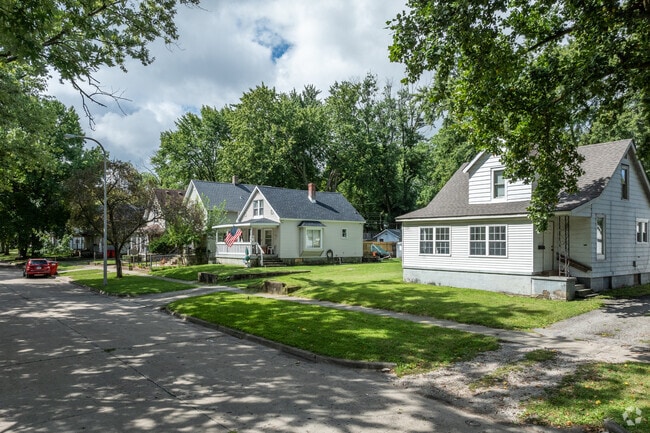 Cottages line the streets of Stratton.