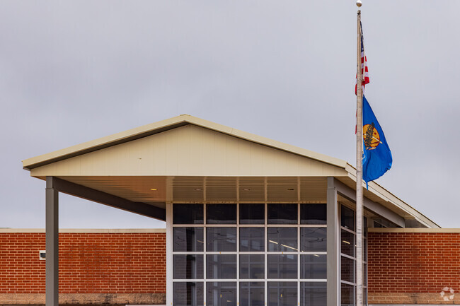 The main entrance of Deer Creek Elementary School is covered with many glasses.