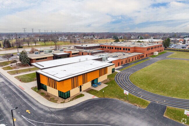 Aptakisic Jr. High School has about 863 students enrolled.