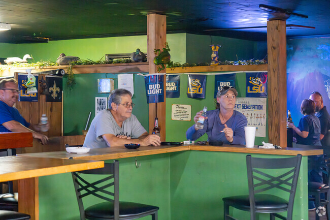Da Old Swamp Shack features a bar, offering a great selection of drinks to complement your meal.