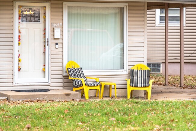 It is common to see chairs sitting in the front yard of many properties in Glasgow Village.