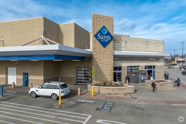Sam’s club is a convenient shopping option for residents of Southwest Elgin.