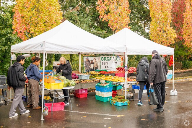 The Redmond Saturday Market is a convenient farmers market for locals to enjoy.