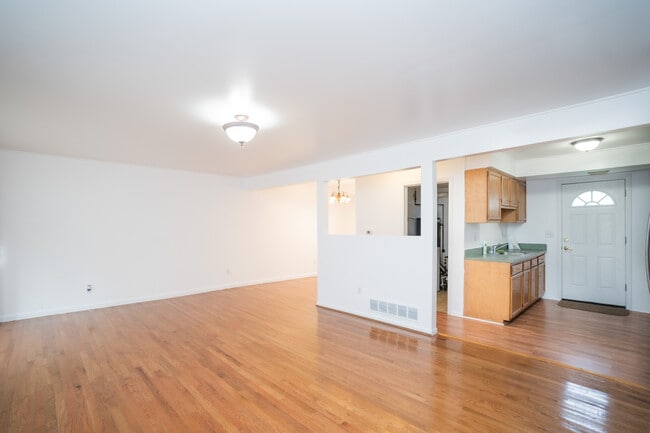 23060 Berdeno Ave, Hazel Park, MI 48030 - photo 7