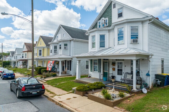 Duplex homes are alsocommon throughout Mount Wolf.