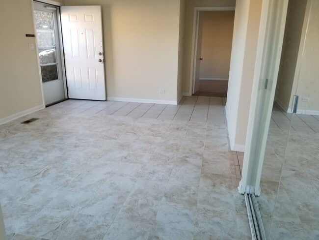 1751 Queensbury Cir, Hoffman Estates, IL 60169 - photo 5