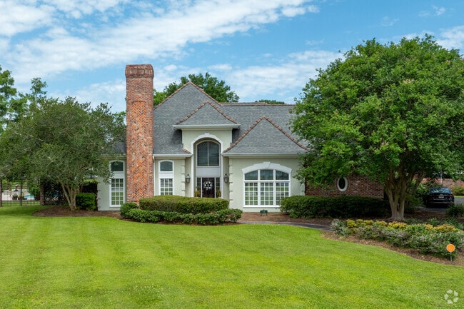 Larger homes in Sugar Mill usually sit on lots exceeding 1 acre.