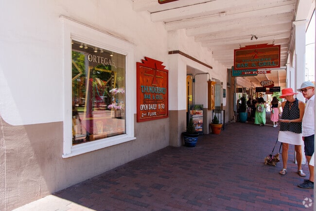 Hyde Park residents can find many different restaurants around the Santa Fe Plaza.