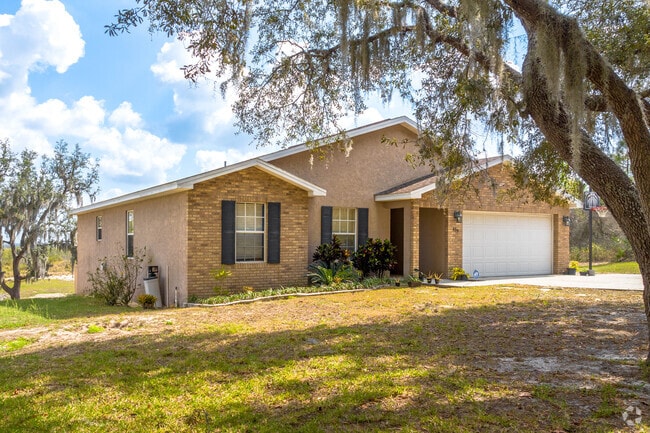 In Babson Park, FL modern style homes are popular in the neighborhood.