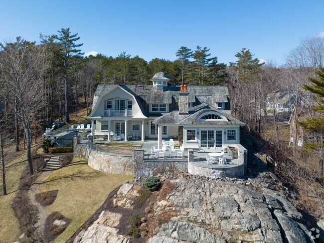 a Modern Shingle style home on the shore cliff.