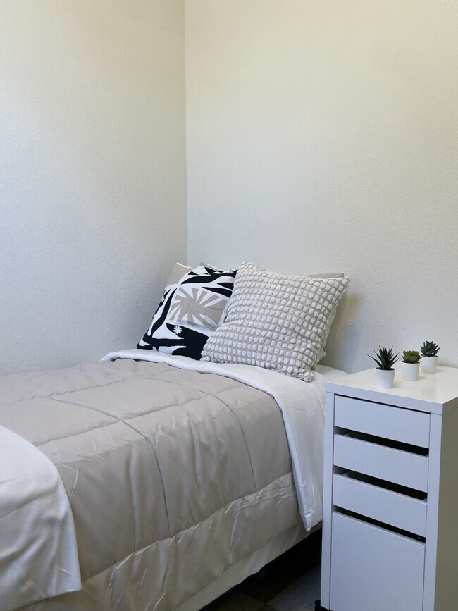 Peachtree Inn - Fully furnished units!, San Diego, CA 92101 - photo 3